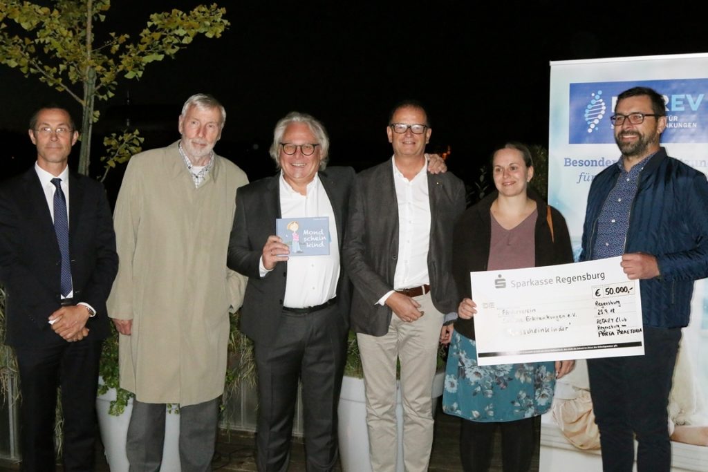 Rotary Club Porta Praetoria Regensburg spendet 50.000 € für die Mondscheinkrankheit